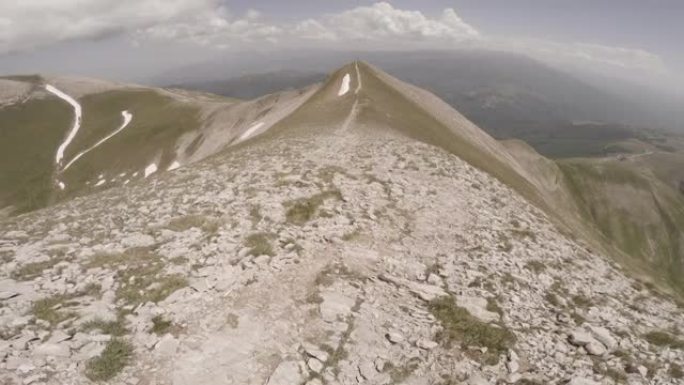 POV男子在山上奔跑: 自拍视频在行动