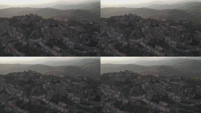 在西西里岛的一个带有戏剧性灯光的山村的空中无人机拍摄