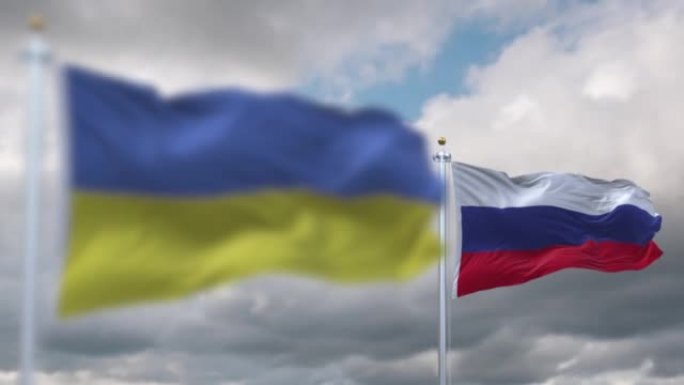 乌克兰和俄罗斯的国旗在多云的天空中