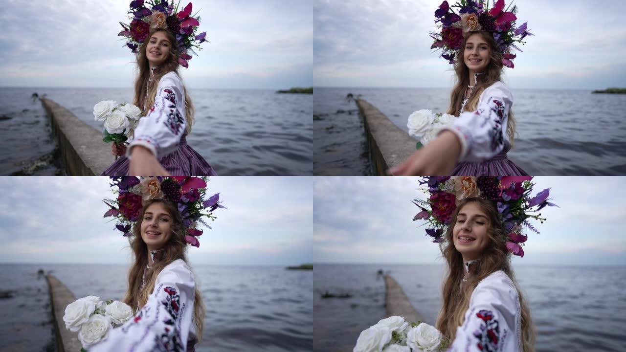 微笑着美丽的乌克兰年轻女子，一束鲜花伸着手看着相机。积极自信迷人女士的肖像在慢动作的户外河码头摆姿势