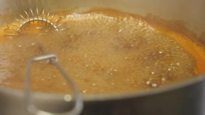 在锅中烹饪虾汤的细节照片