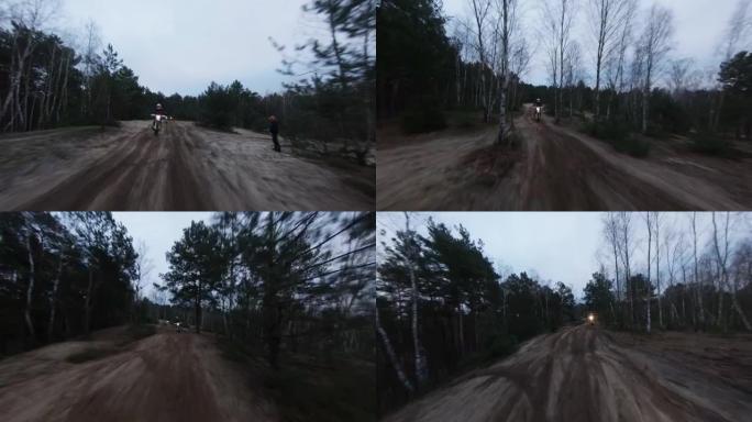 黄昏的越野摩托车比赛。司机在越野地形上超速行驶。FPV-赛车无人机视图。