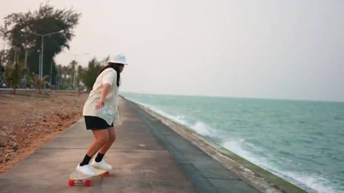 女人在沙滩上练习冲浪板