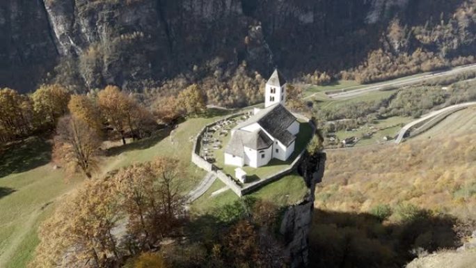 空中无人机拍摄了山上露头的小教堂