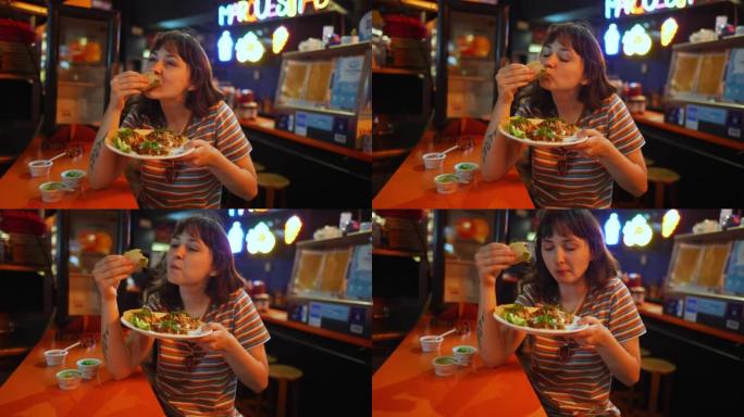 在酒吧吃玉米卷的女人