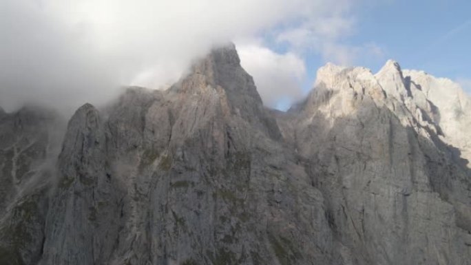 在高耸的山峰和山谷之间飞行的鸟瞰图