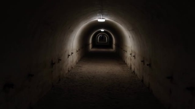 穿过地牢中的军事隧道的第一人称视角。防御结构，案例。战争期间的防空洞。