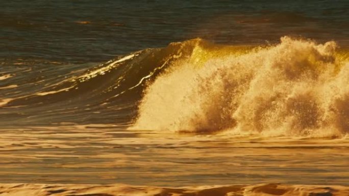 海浪在岸上断裂波涛汹涌惊涛骇浪巨浪浪花