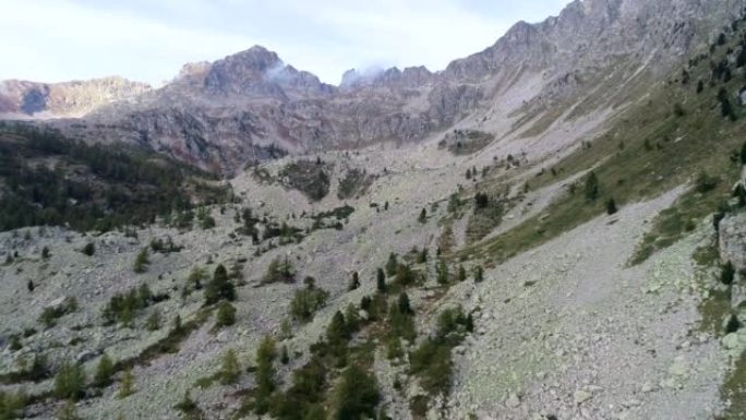 山峰和落基山山谷之间飞行的鸟瞰图