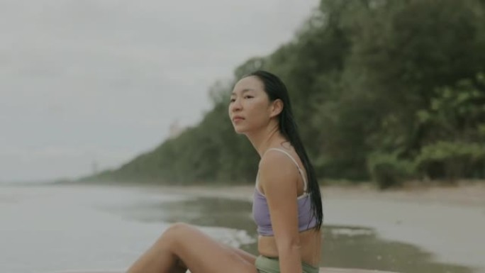 孤独的女人，冲浪后在海边看风景，想念男友。