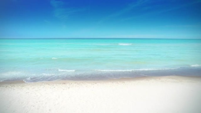 天堂海滩与蔚蓝的水。
