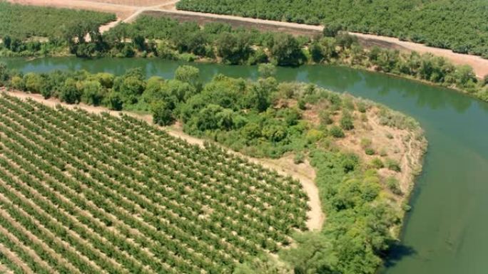 加利福尼亚州萨克拉曼多的一条河流上的空中农田