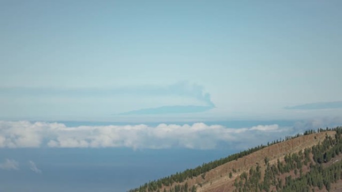 从邻近岛屿看到的Cumbre Vieja的遥远喷发。火山峰上方的烟雾