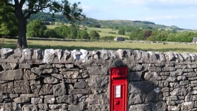 英格兰乡村石栏中的红色信箱