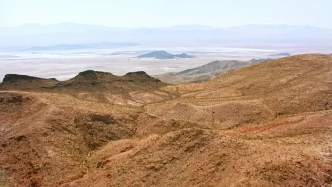 美国加利福尼亚州沙漠景观上方的天线