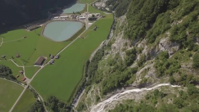 空中无人机拍摄了郁郁葱葱的山谷中的一个水处理地点