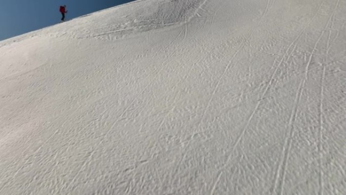 空中无人机拍摄了滑雪者在雪山上徒步旅行的镜头