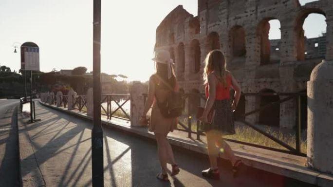 夏季在罗马的旅游女性: 终于可以在体育馆自由旅行了