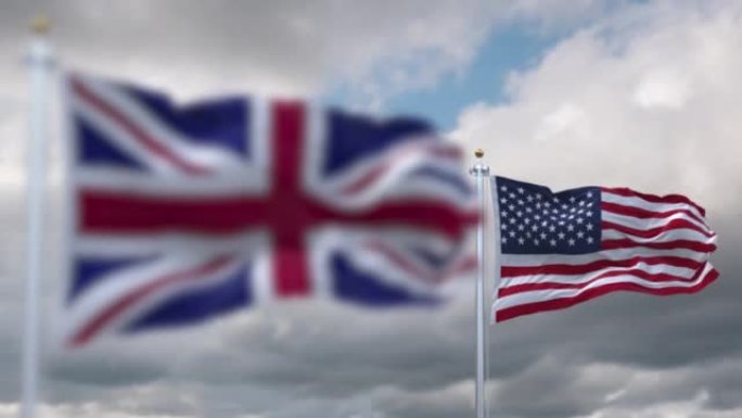在多云的天空下，英格兰和美利坚合众国的旗帜