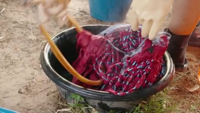 在泰国农村社区染色当地风格的泥浆布手工作品，丝织，编织产品。