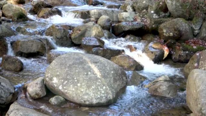 水在水槽峡谷的巨石周围流动