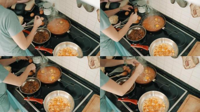 女人煮鸡蛋配西红柿和青椒 (menemen) 作为早餐