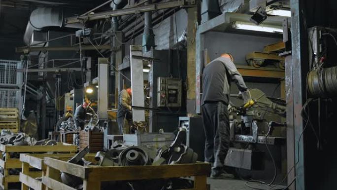 铸造厂的LD工人在铸造厂铸造金属铸件