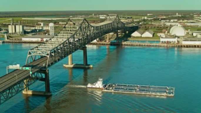 霍勒斯·威尔金森大桥 (Horace Wilkinson Bridge) 越过密西西比河驳船的州际交