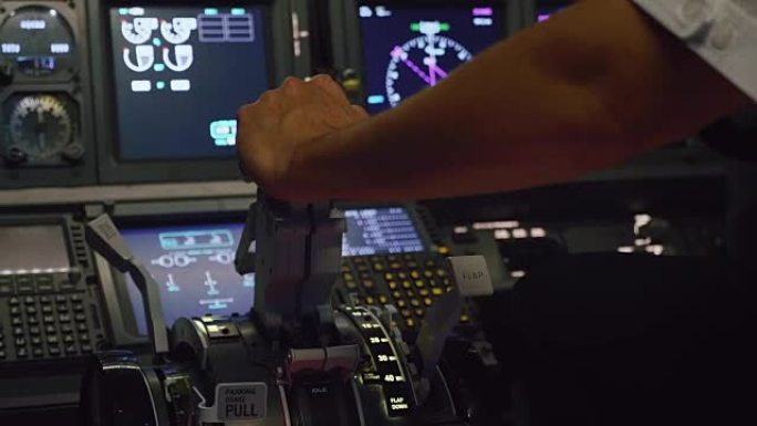 飞行员握住推力杆手柄，以控制客机的发动机。