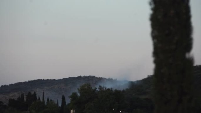 消防飞机和直升机扑灭了意大利托斯卡纳的野火