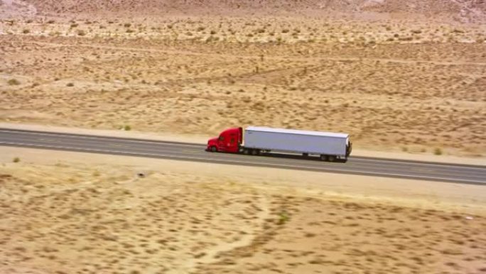 AERIAL跟随一辆卡车在美国内华达州的高速公路上行驶