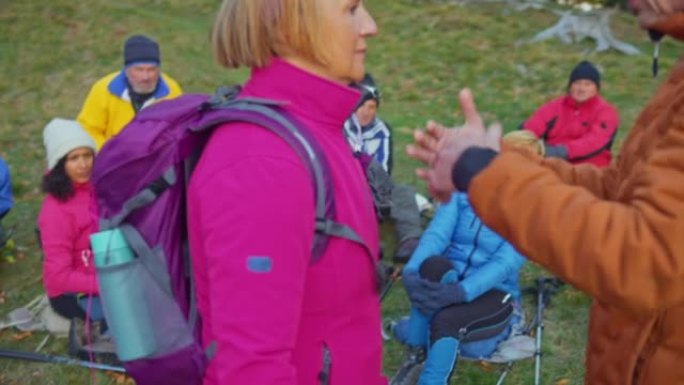 徒步旅行指南向徒步旅行者展示了将背包固定在一起的正确方法