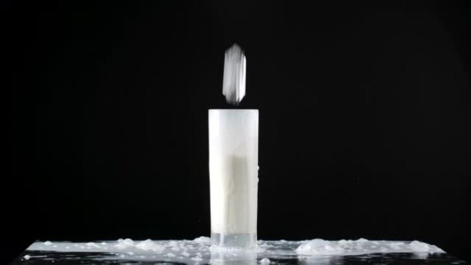 牛奶中冰块掉落的慢动作视频