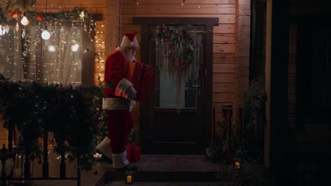 通用计划圣诞老人在冬天携带并交付礼物，并带着花环和圣诞节装饰品进入房屋。圣诞夜在12月