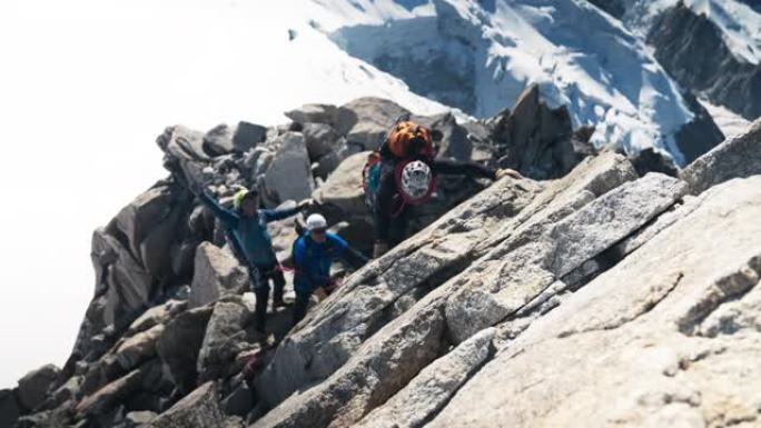 一队登山者在山顶上移动。冬季冒险