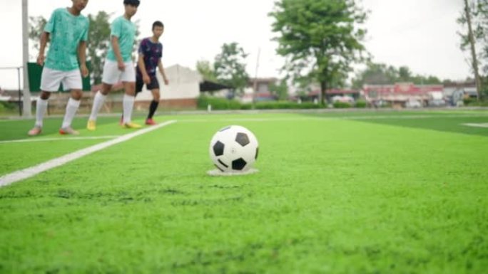 中年男子在人造草皮上的体育场与足球队比赛。