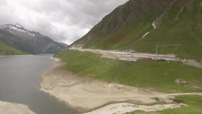 空中无人机拍摄了山区的隧道施工场景