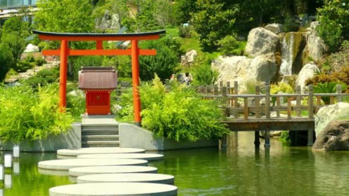 背景-带瀑布的日本花园