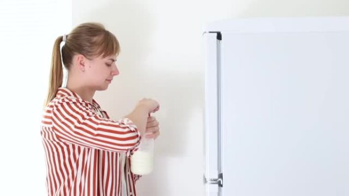 女人从冰箱里拿出酸奶