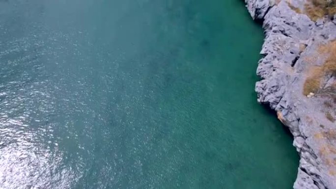 鸟瞰图美丽的风景在海上旅行，无人机拍摄。