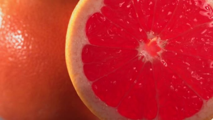 滚动一半的新鲜葡萄柚，并以慢动作打开水果的内部。4K