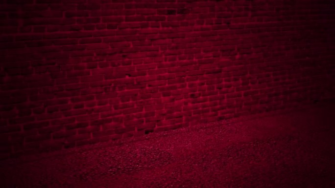 勃艮第工作室是移动的深红色砖墙和沥青人行道。