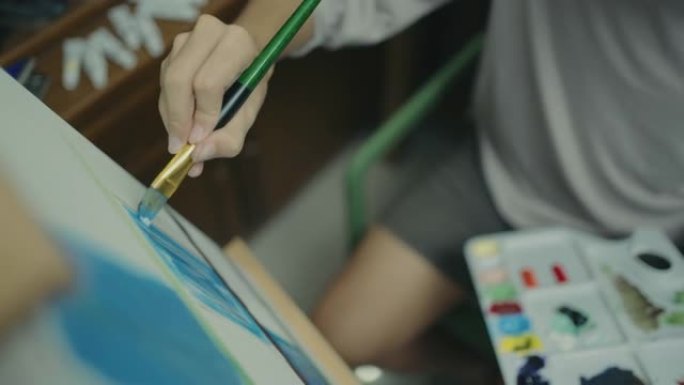 家庭工作室艺术家绘画的特写