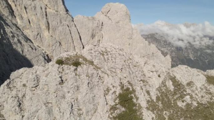 在高峰和山谷之间飞行的鸟瞰图