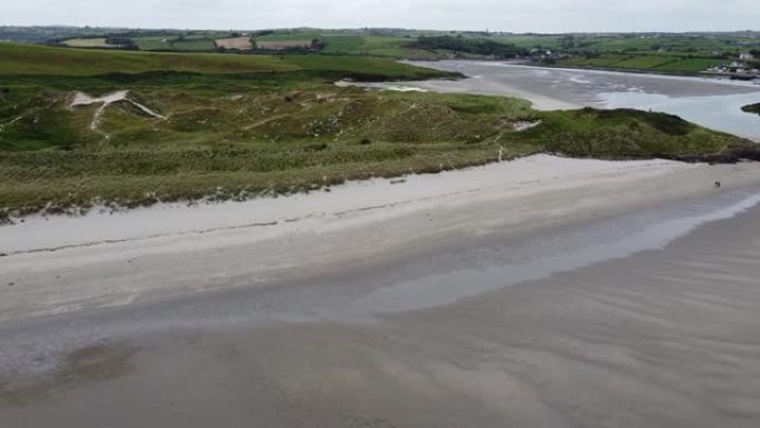 退潮时巨大的Inchydoney海滩，鸟瞰图。覆盖着马兰草的沿海沙丘。爱尔兰南部的海滨景观。克隆蒂湾