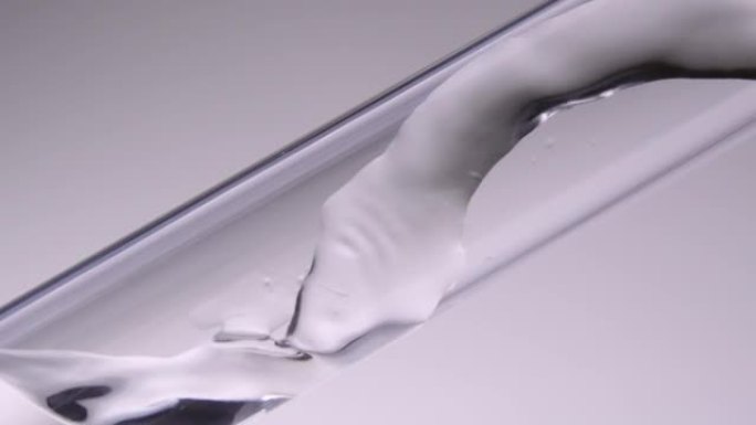 Slo-mo水在玻璃管中流动螺旋