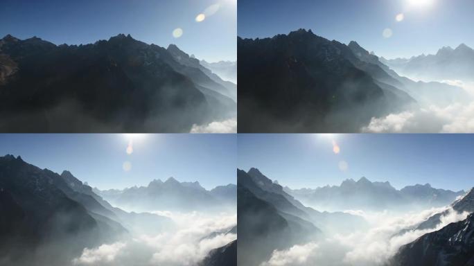 喜马拉雅山和高耸的云彩的风景