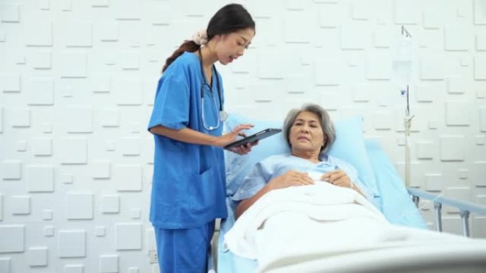 女医生走进一间老年病房，当时女病人正在睡觉。
