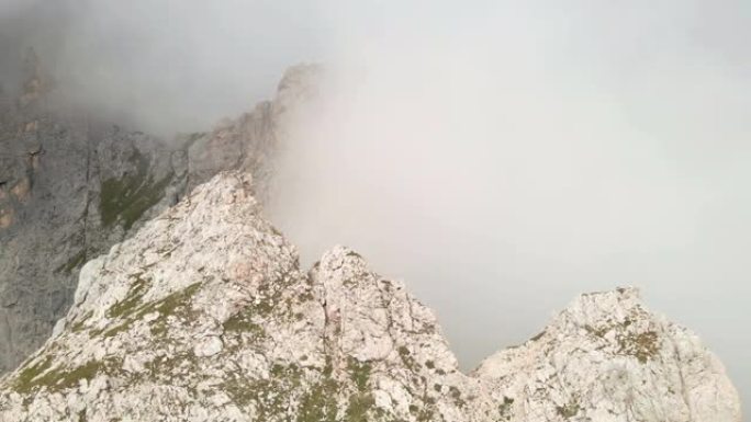 飞越山峰的鸟瞰图高空