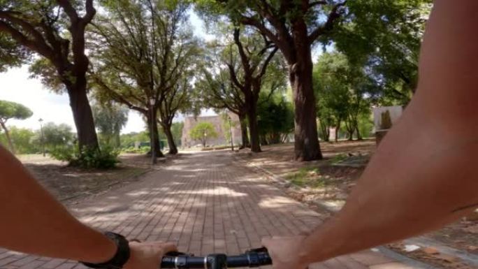 POV自行车骑行: 罗马的游客